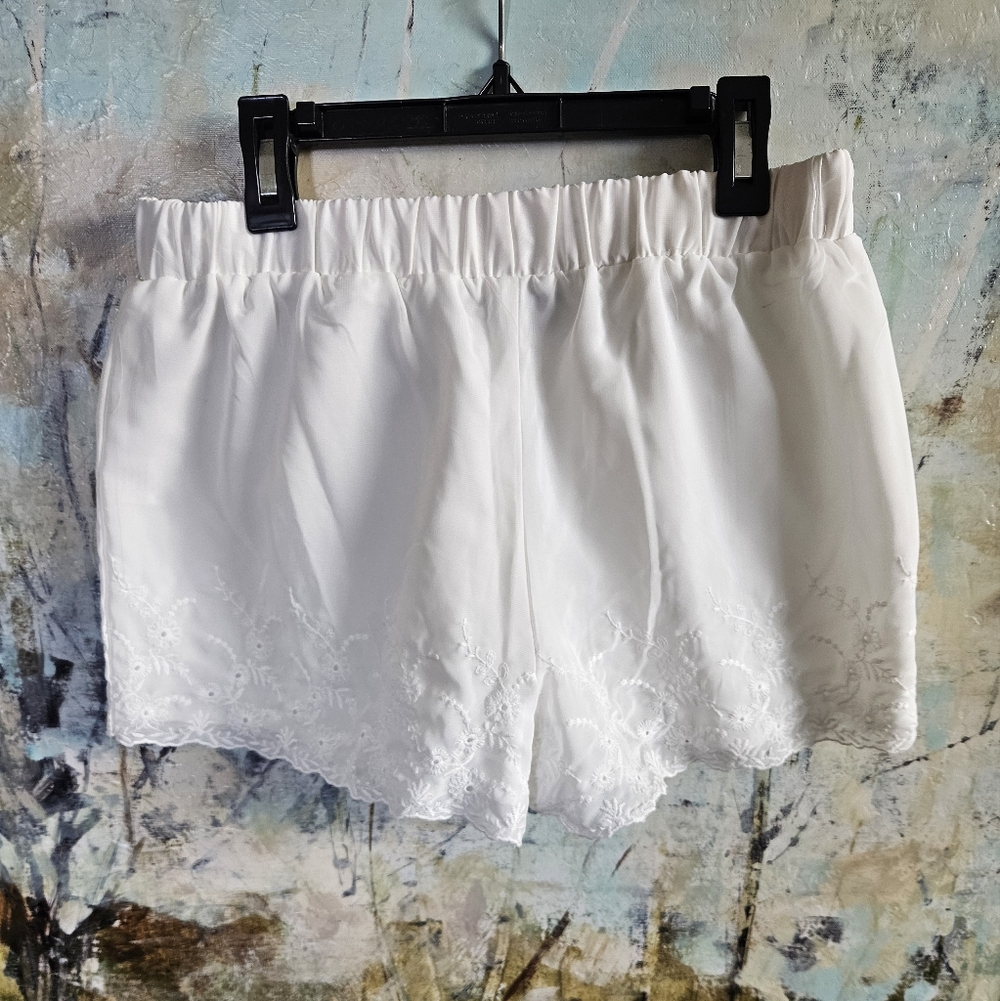 My Michelle White Embroidered Eyelet Lace Hem Boho Summer Shorts W's Sz M NWOT - Picture 4 of 8